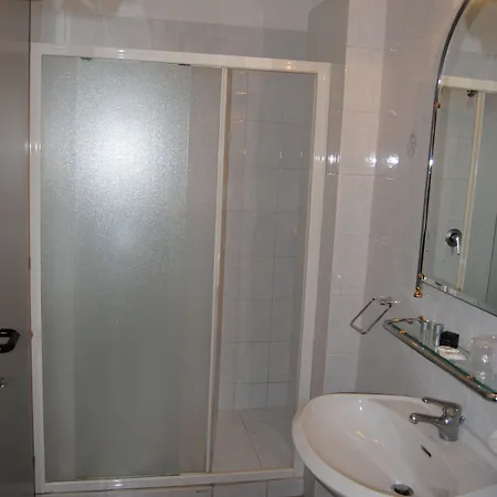 拉菲尼斯酒店 酒店